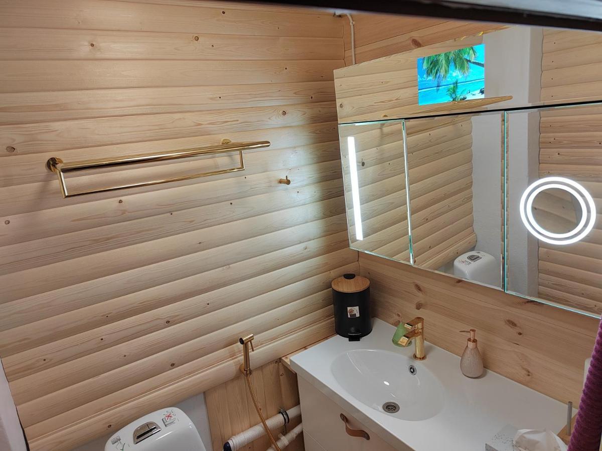 Relax & Recharge - A Unique Suite With A Touch Of Luxury - Hot Tub And Sauna Inspired Decor #Not A Real Sauna# Easy City Access - Direct Train 15 Min To City Helsinki Kültér fotó