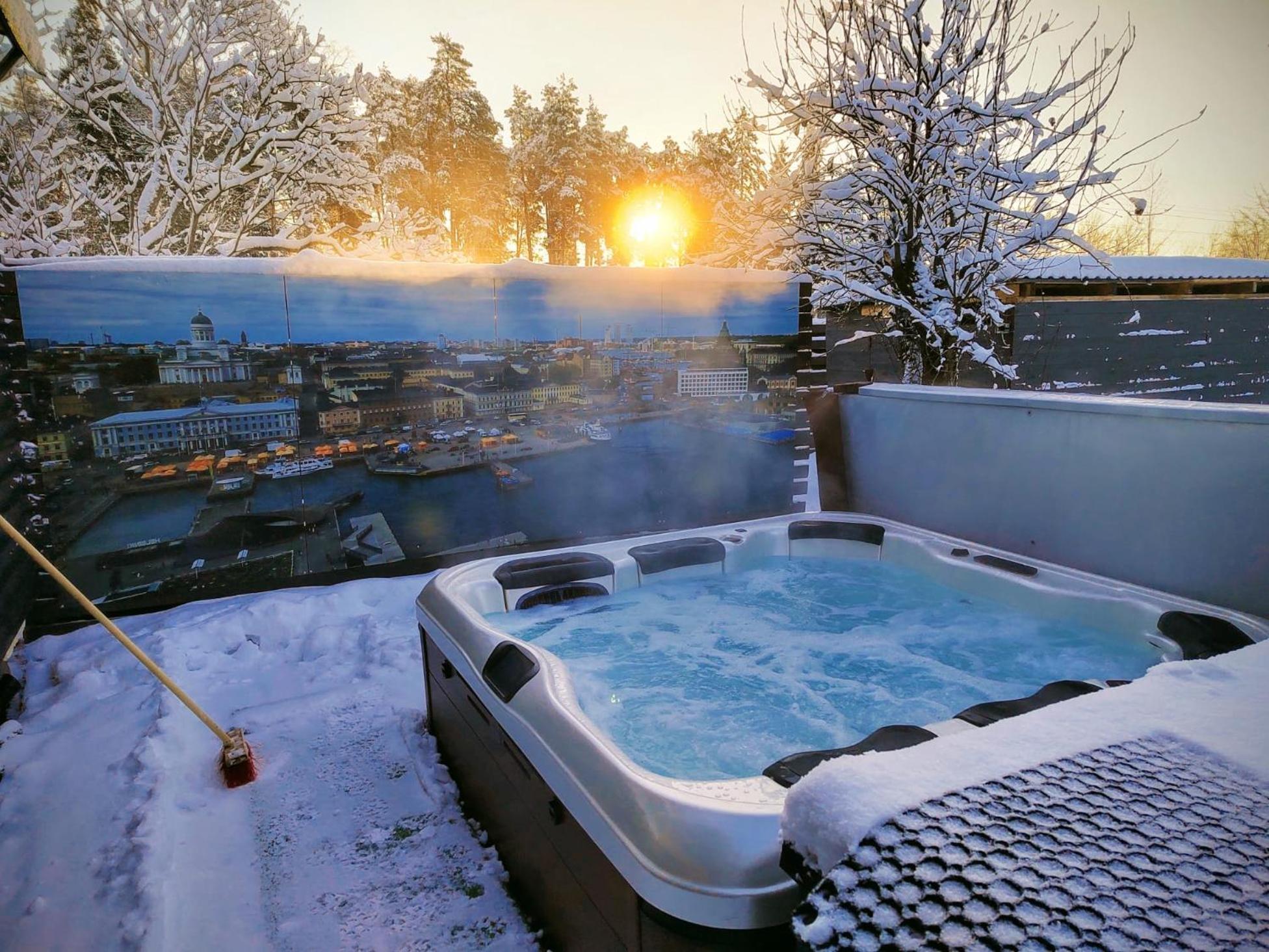 Relax & Recharge - A Unique Suite With A Touch Of Luxury - Hot Tub And Sauna Inspired Decor #Not A Real Sauna# Easy City Access - Direct Train 15 Min To City Helsinki Kültér fotó